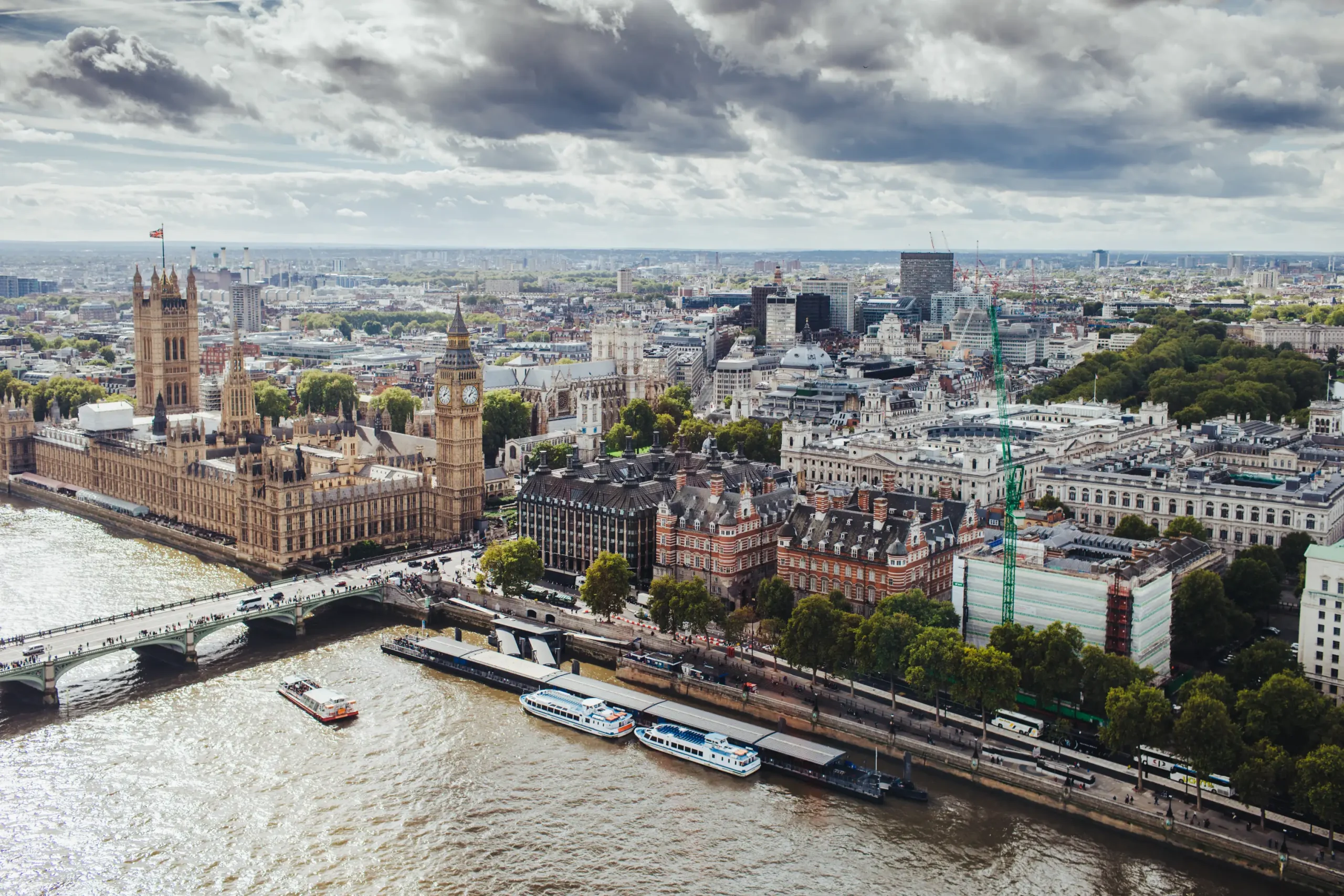 london-with-its-famous-buildings-big-ben-palace-2025-03-10-06-46-42-utc